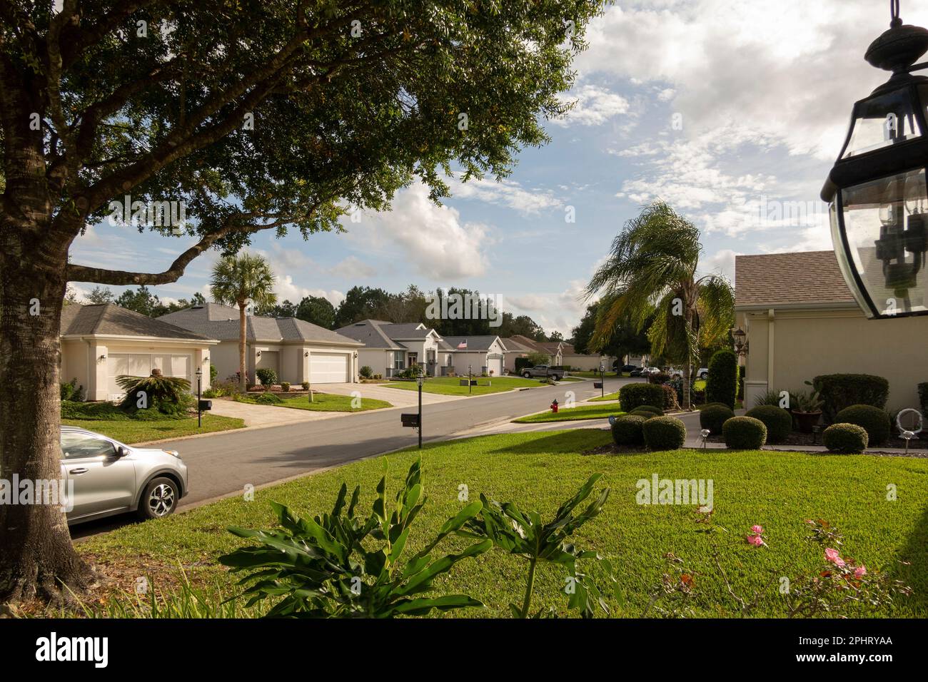 Summerfield, Florida, USA. 2022. Ruhige Straße in einem Wohngebiet mit Wohnungen für über 50 Jahre. Stockfoto