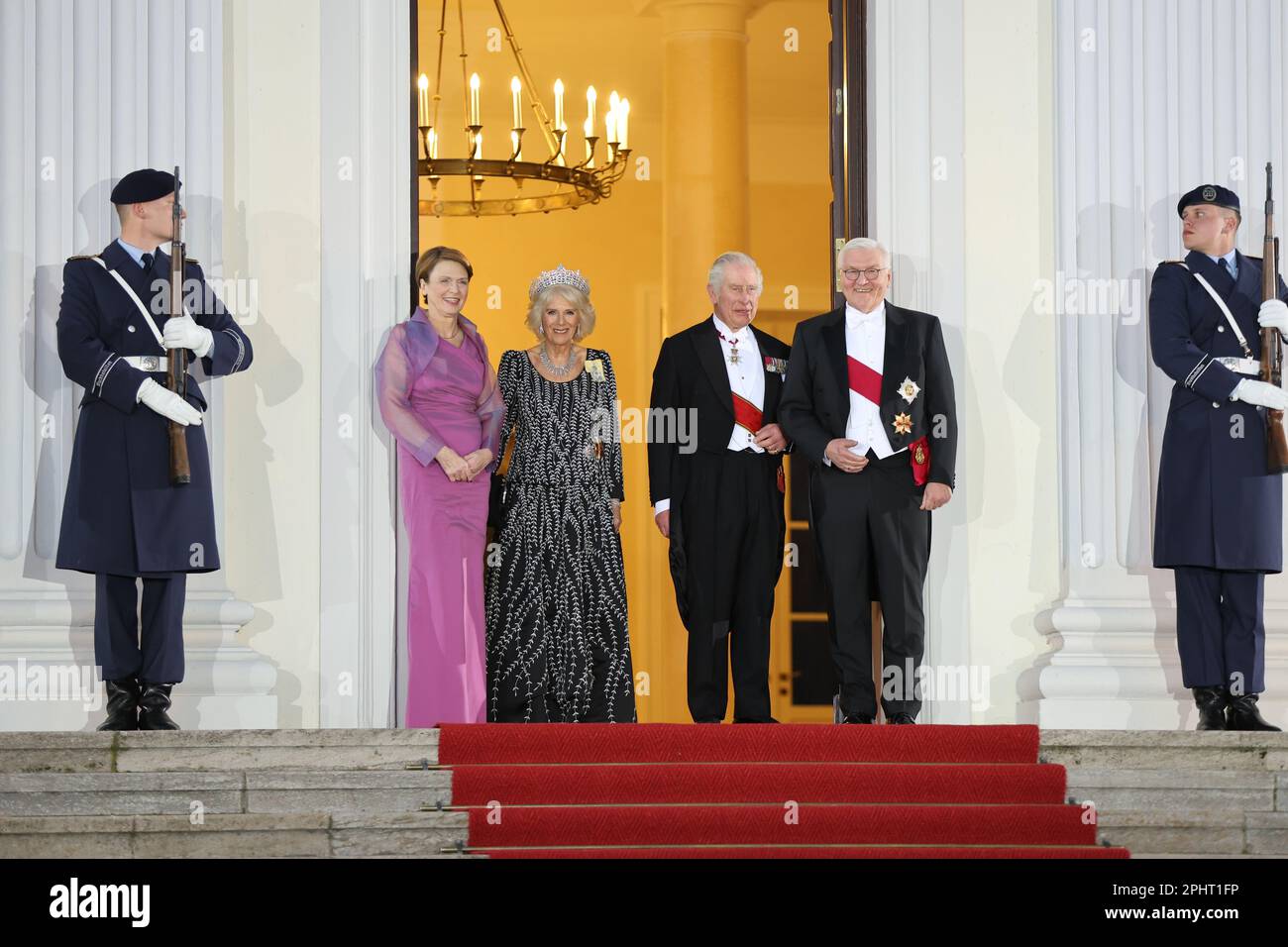 Berlin, Berlin, Deutschland. 29. März 2023. Am Abend lädt der Bundespräsident Sie zu einem Staatsbankett im Schloss Bellevue zu Ehren des Königs ein. Das Foto zeigt König Karl III. Mit seiner Frau Camilla, dem Präsidenten des Bundestages Frank-Walter Steinmeier mit seiner Frau Elke BÃ¼denbender vor dem Schloss Bellevue in Berlin. (Kreditbild: © Simone Kuhlmey/Pacific Press via ZUMA Press Wire) NUR REDAKTIONELLE VERWENDUNG! Nicht für den kommerziellen GEBRAUCH! Stockfoto