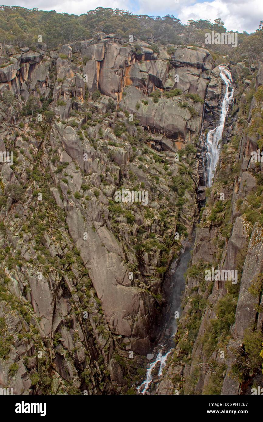 Die Crystal Brook Falls strömen in die Schlucht auf dem Mount Buffalo Stockfoto