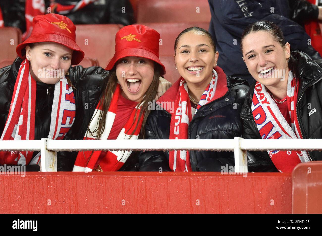 London, Großbritannien. 29. März 2023. Arsenal Women Fans sind bereit für das Womens Champions League-Spiel zwischen Arsenal Women und dem FC Bayern München Ladies im Emirates Stadium, London, England, am 29. März 2023. Foto von Phil Hutchinson. Nur redaktionelle Verwendung, Lizenz für kommerzielle Verwendung erforderlich. Keine Verwendung bei Wetten, Spielen oder Veröffentlichungen von Clubs/Ligen/Spielern. Kredit: UK Sports Pics Ltd/Alamy Live News Stockfoto