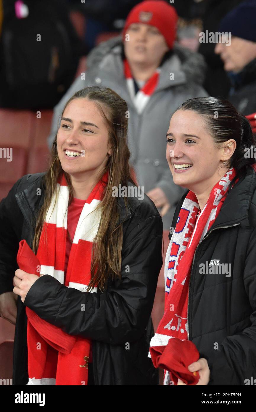 London, Großbritannien. 29. März 2023. Zwei Arsenal Women-Fans während des Womens Champions League-Spiels zwischen Arsenal Women und den Damen des FC Bayern München am 29. März 2023 im Emirates Stadium, London, England. Foto von Phil Hutchinson. Nur redaktionelle Verwendung, Lizenz für kommerzielle Verwendung erforderlich. Keine Verwendung bei Wetten, Spielen oder Veröffentlichungen von Clubs/Ligen/Spielern. Kredit: UK Sports Pics Ltd/Alamy Live News Stockfoto