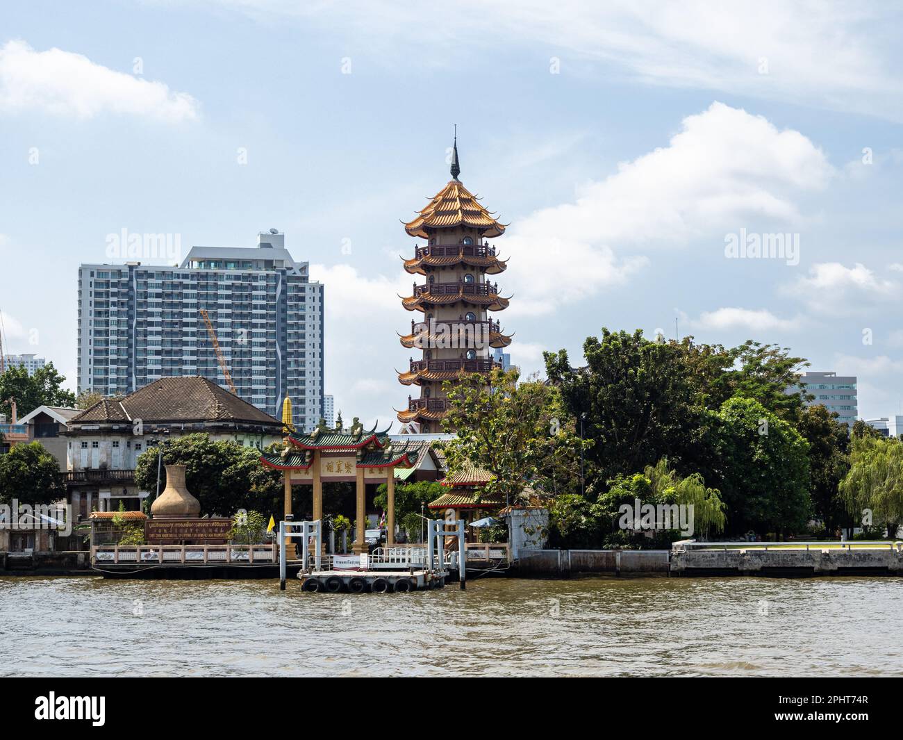 Der Chee Chin Khor-Tempel, ein Leuchtturm der chinesischen Kultur und Spiritualität, erhebt sich majestätisch vom Ufer des Chao Phraya in Bangkok. Sein oder Stockfoto