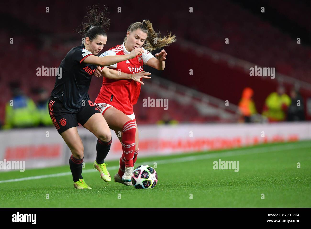Victoria Pelova von Arsenal Women und Tuva Hansen von Bayern München Women Challenge während des Womens Champions League-Spiels zwischen Arsenal Women und FC Bayern München Ladies am 29. März 2023 im Emirates Stadium, London, England. Foto von Phil Hutchinson. Nur redaktionelle Verwendung, Lizenz für kommerzielle Verwendung erforderlich. Keine Verwendung bei Wetten, Spielen oder Veröffentlichungen von Clubs/Ligen/Spielern. Stockfoto
