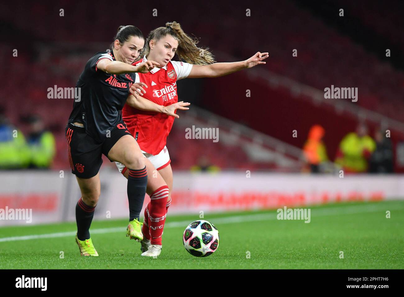 Victoria Pelova von Arsenal Women und Tuva Hansen von Bayern München Women Challenge während des Womens Champions League-Spiels zwischen Arsenal Women und FC Bayern München Ladies am 29. März 2023 im Emirates Stadium, London, England. Foto von Phil Hutchinson. Nur redaktionelle Verwendung, Lizenz für kommerzielle Verwendung erforderlich. Keine Verwendung bei Wetten, Spielen oder Veröffentlichungen von Clubs/Ligen/Spielern. Stockfoto