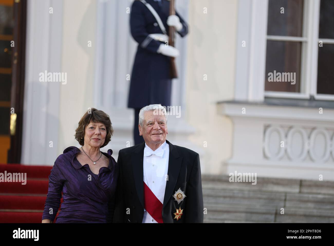 Berlin, Berlin, Deutschland. 29. März 2023. Am Abend lädt der Bundespräsident Sie zu einem Staatsbankett im Schloss Bellevue zu Ehren des Königs ein. Das Foto zeigt Joachim Gauck und seine Partnerin Daniela Schadt (Kreditbild: © Simone Kuhlmey/Pacific Press via ZUMA Press Wire) – NUR REDAKTIONELLE VERWENDUNG! Nicht für den kommerziellen GEBRAUCH! Stockfoto