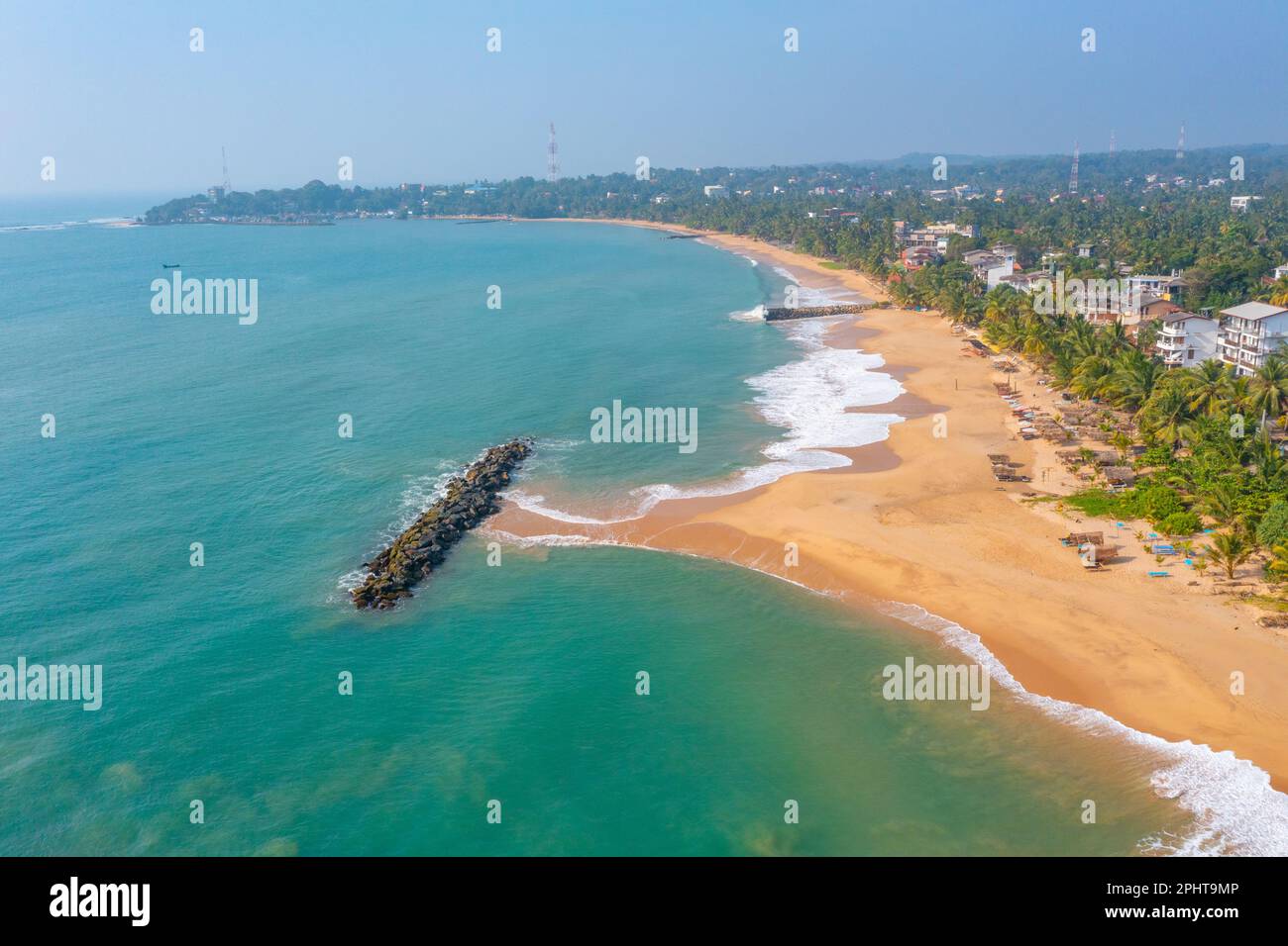 Blick auf Medaketyia Beach in Sri Lanka aus der Vogelperspektive. Stockfoto