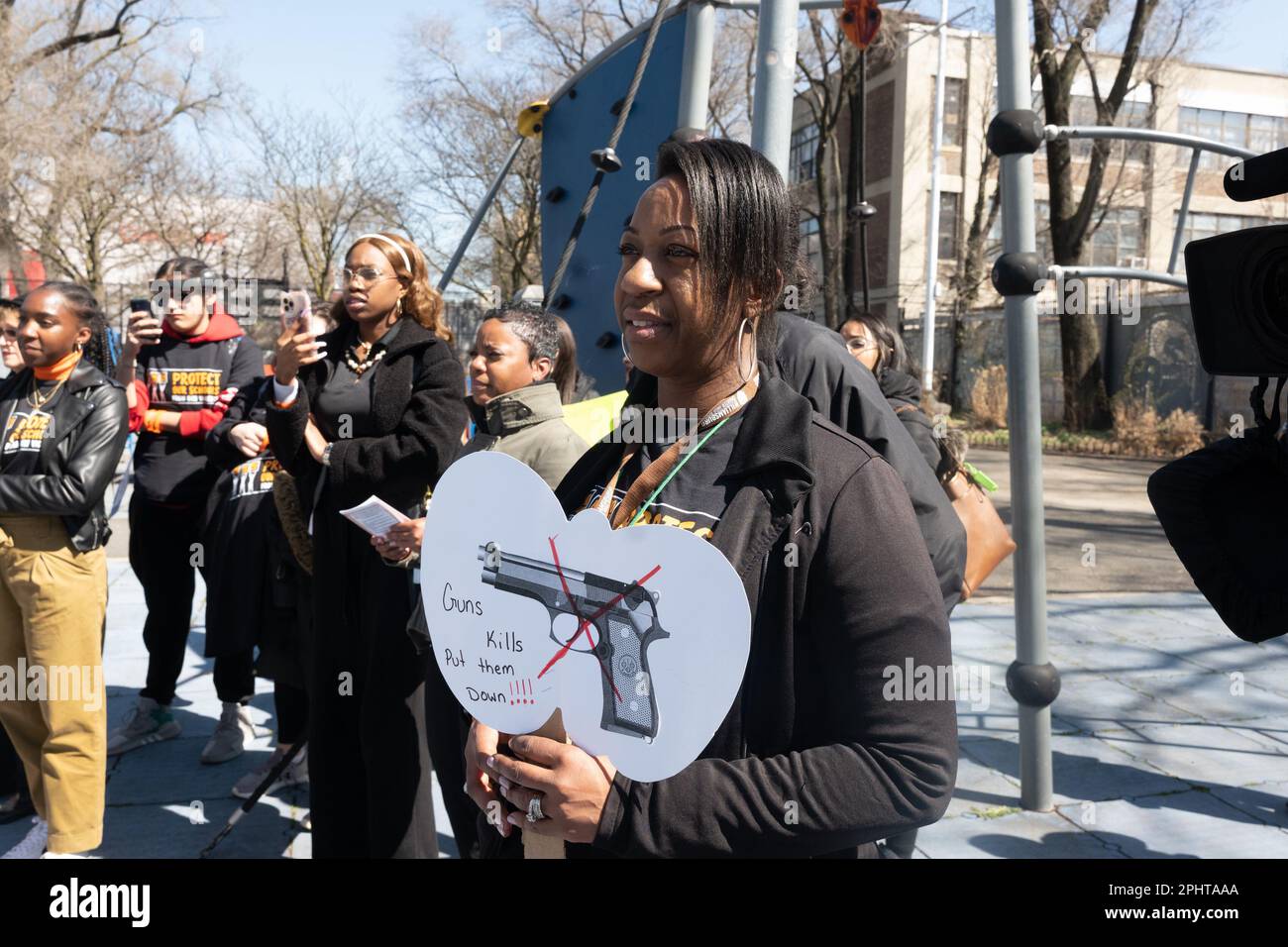 New York, New York, USA. 29. März 2023. Kinder und Lehrer von der Williamsburg Charter School in Brooklyn, New York, nehmen am märz Teil und sammeln sich gegen Waffengewalt nach der Schießerei in Nashville, TN Schule, die Anfang der Woche stattfand, waren sechs Personen, darunter 3 Kinder, die von einer Schützin erschreckend niedergeschossen wurden. (Kreditbild: © Brian Branch Price/ZUMA Press Wire) NUR REDAKTIONELLE VERWENDUNG! Nicht für den kommerziellen GEBRAUCH! Stockfoto