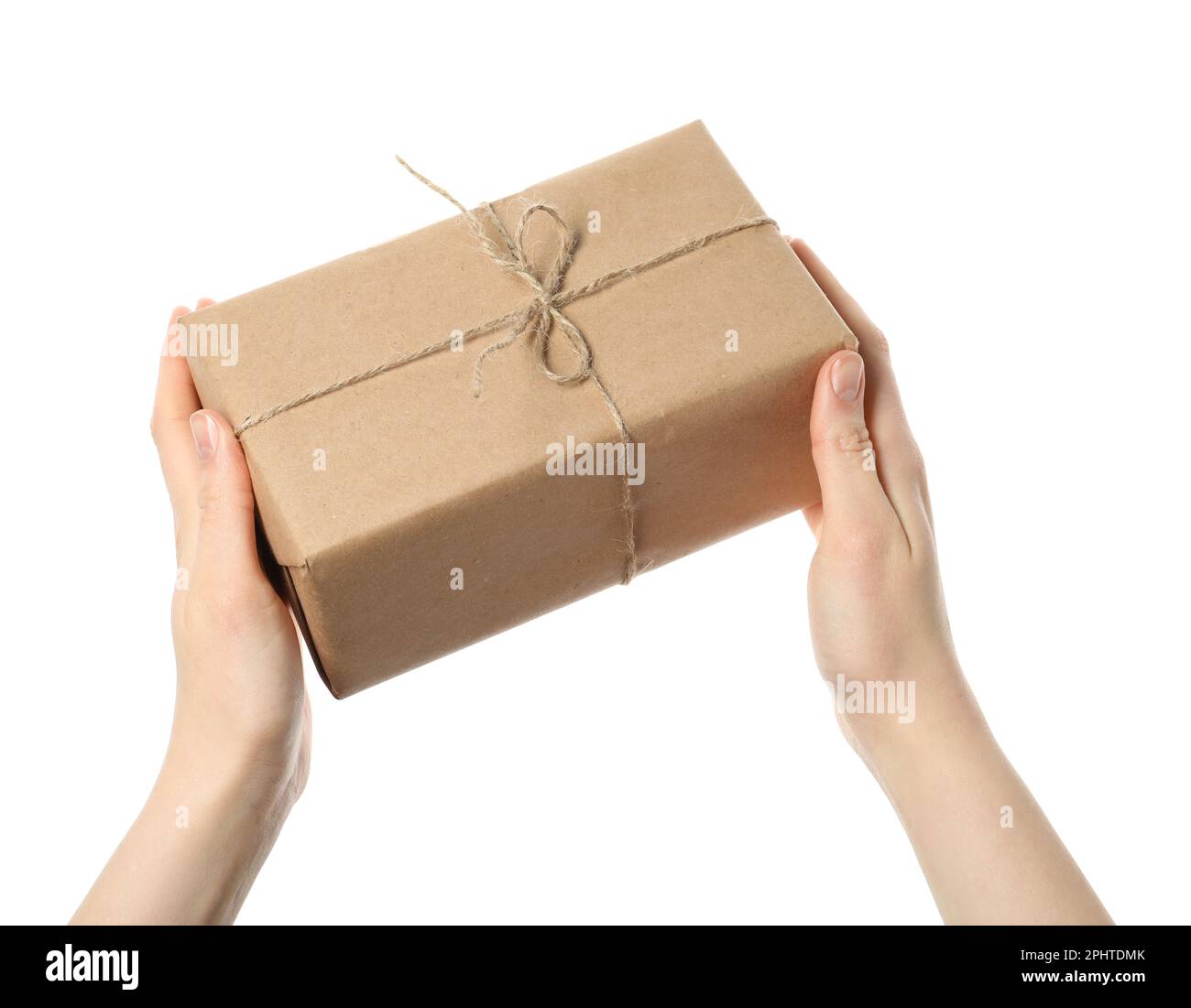 Frau hält Paket in Kraftpapier auf weißem Hintergrund gewickelt, Nahaufnahme Stockfoto