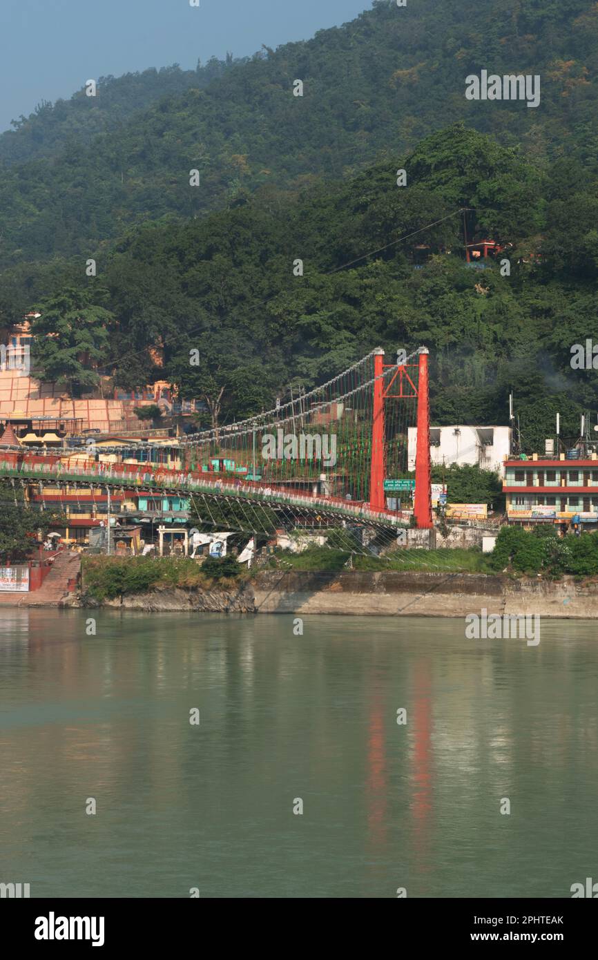 Vertikale Ansicht der rishikesh-RAM-jhula-Brücke mit Bergen und ganga-Fluss Stockfoto