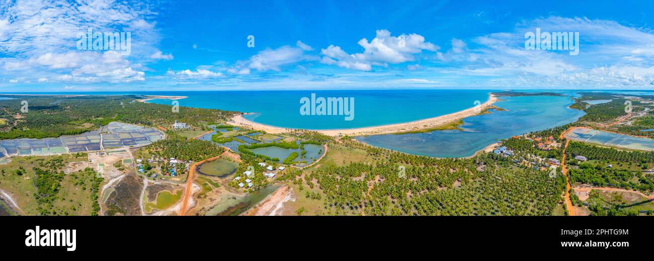Luftaufnahme der von Windkraftturbinen überblickten landwirtschaftlichen Felder in Kalpitiya in Sri Lanka. Stockfoto