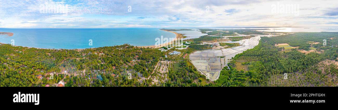 Luftaufnahme der von Windkraftturbinen überblickten landwirtschaftlichen Felder in Kalpitiya in Sri Lanka. Stockfoto