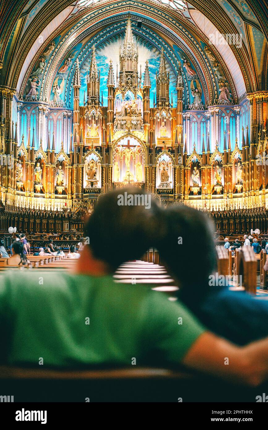 Montreal, Kanada - August 23 2014: Rückansicht von zwei schwulen Männern, die in die Kirche schauen Stockfoto