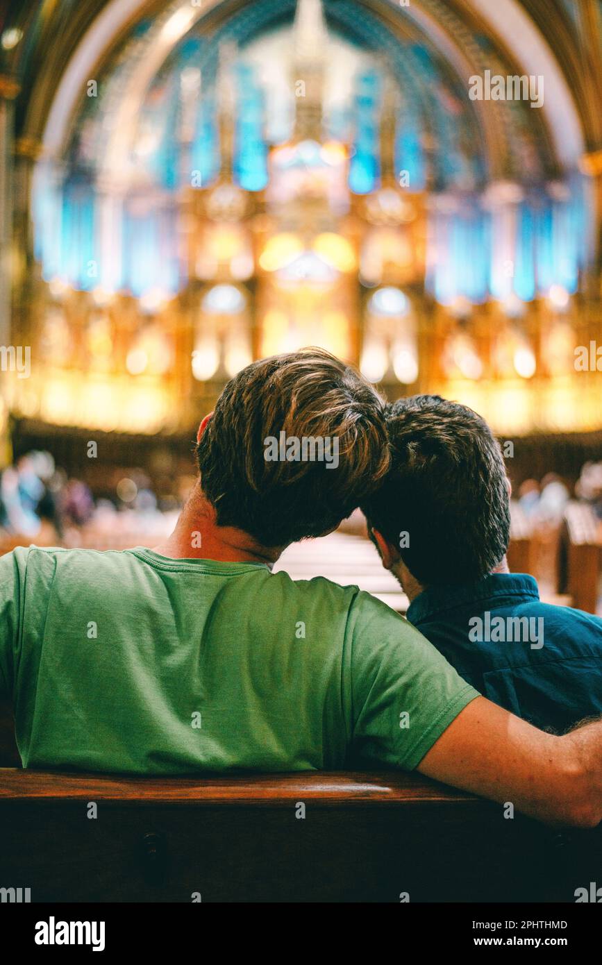 Montreal, Kanada - August 23 2014: Rückansicht von zwei schwulen Männern, die in die Kirche schauen Stockfoto