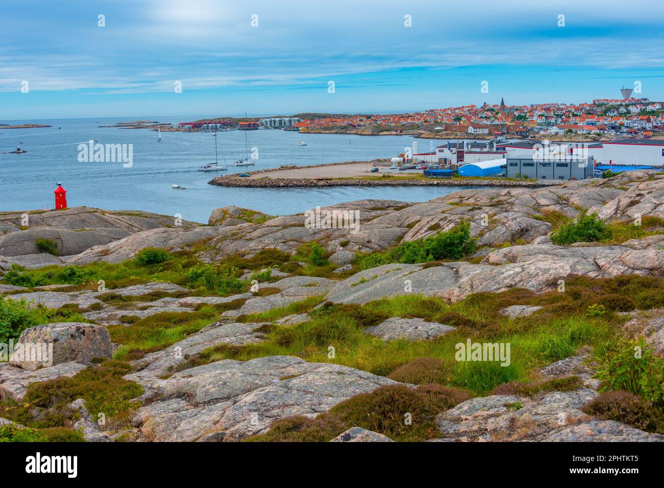 Panoramablick auf die schwedische Stadt Kungshamn. Stockfoto