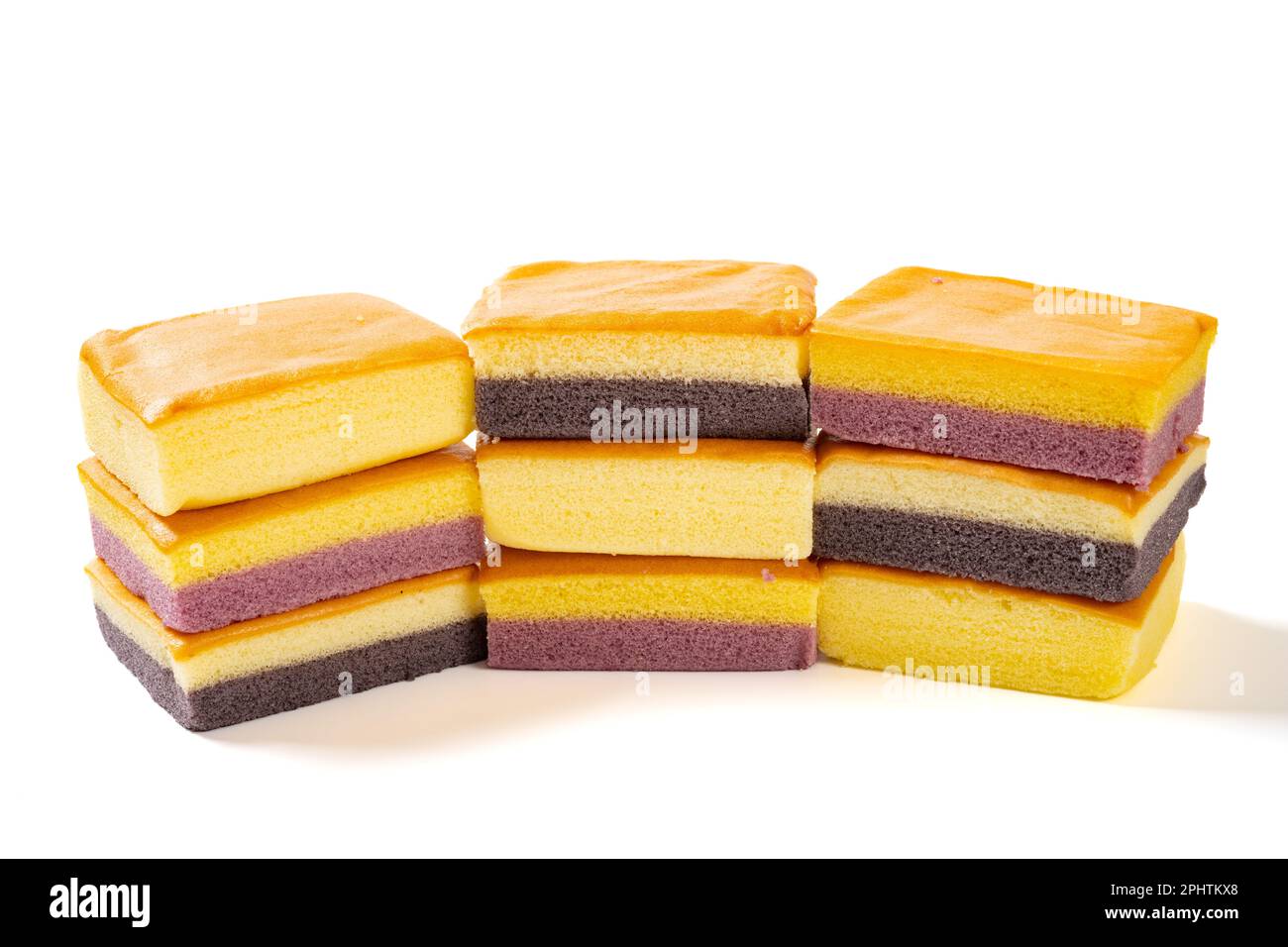 Mit Blick auf den Winkel, Käsegeschmack und Süßkartoffeln gemischt mit Kürbis-Aroma und Hirse, gemischter schwarzer Reisgeschmack, Schwammkuchen auf Weiß Stockfoto