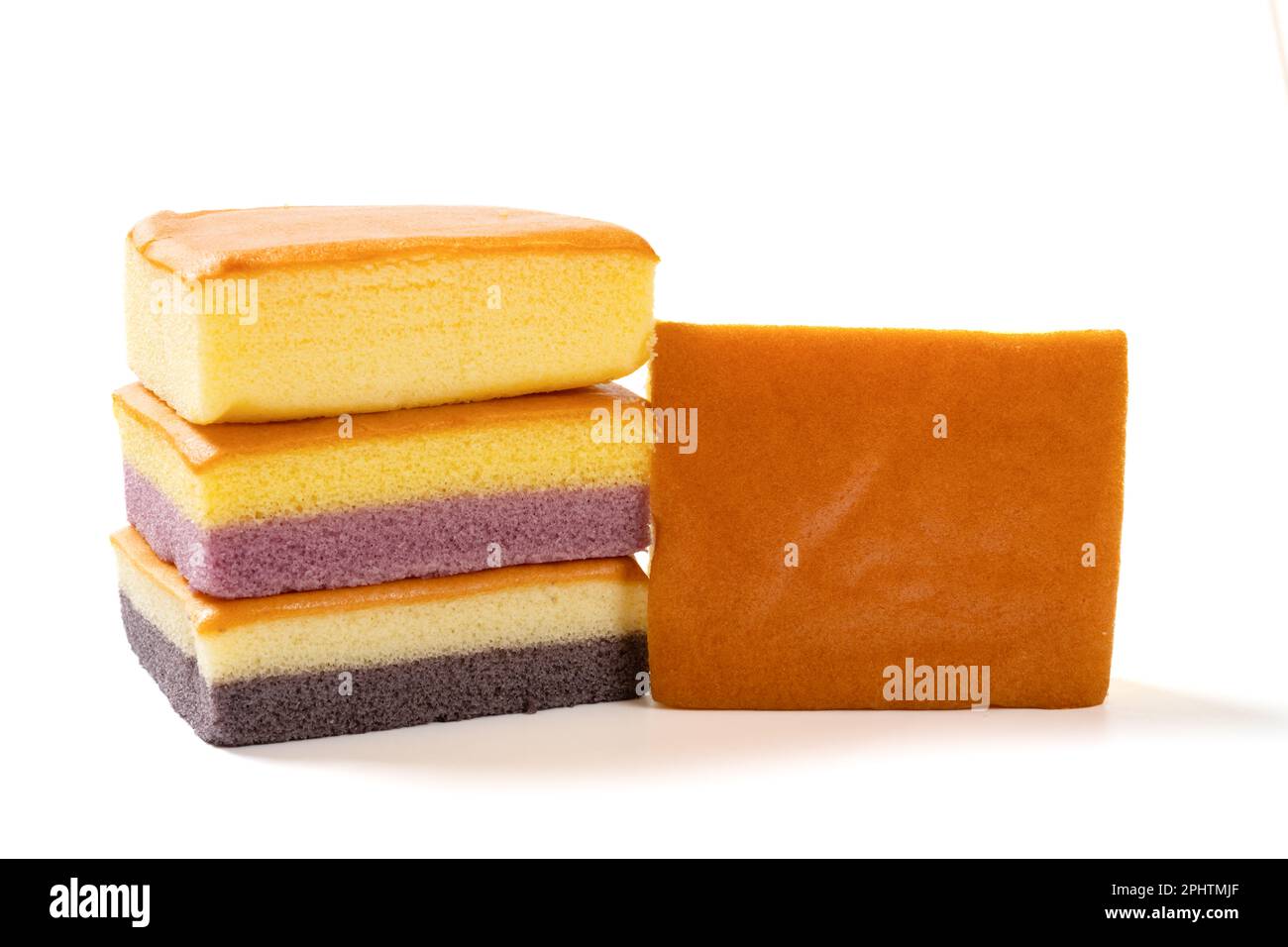 Mit Blick auf den Winkel, Käsegeschmack und Süßkartoffeln gemischt mit Kürbis-Aroma und Hirse, gemischter schwarzer Reisgeschmack, Schwammkuchen auf Weiß Stockfoto