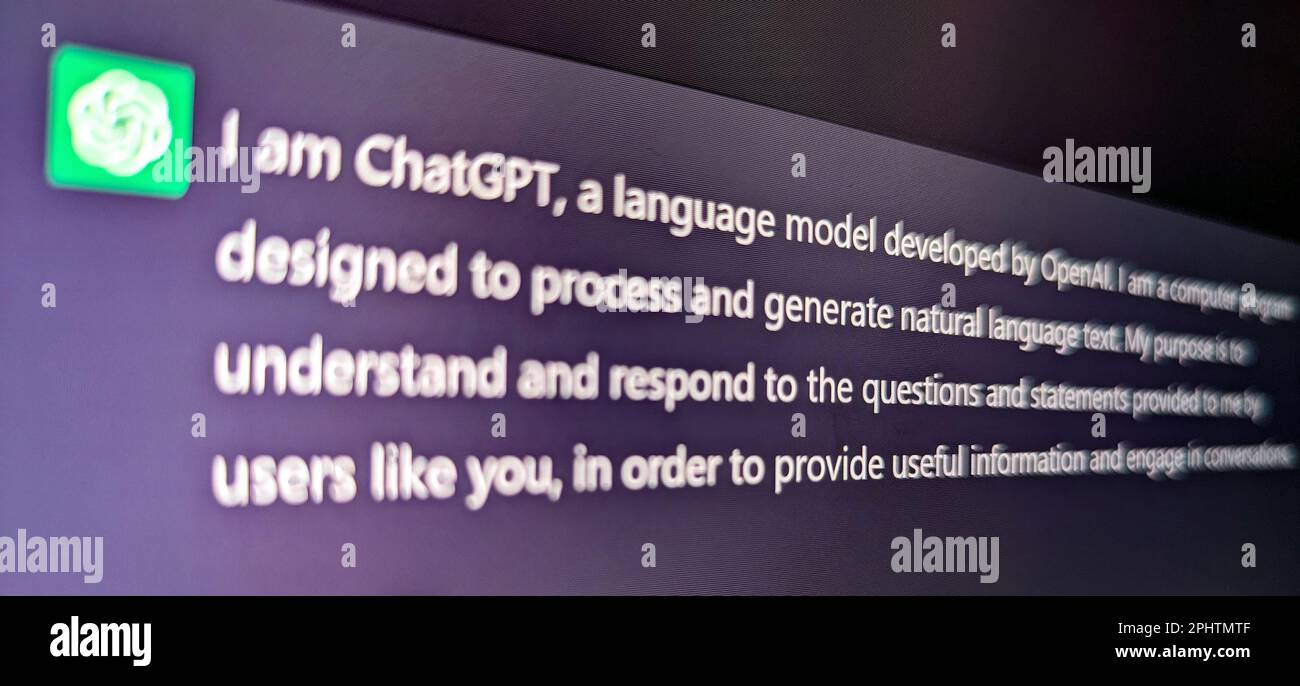 New York City, USA - 2023: ChatGPT AI gibt eine Texteingabe wieder, die sich selbst als ein von OpenAI entwickeltes Sprachmodell beschreibt Stockfoto
