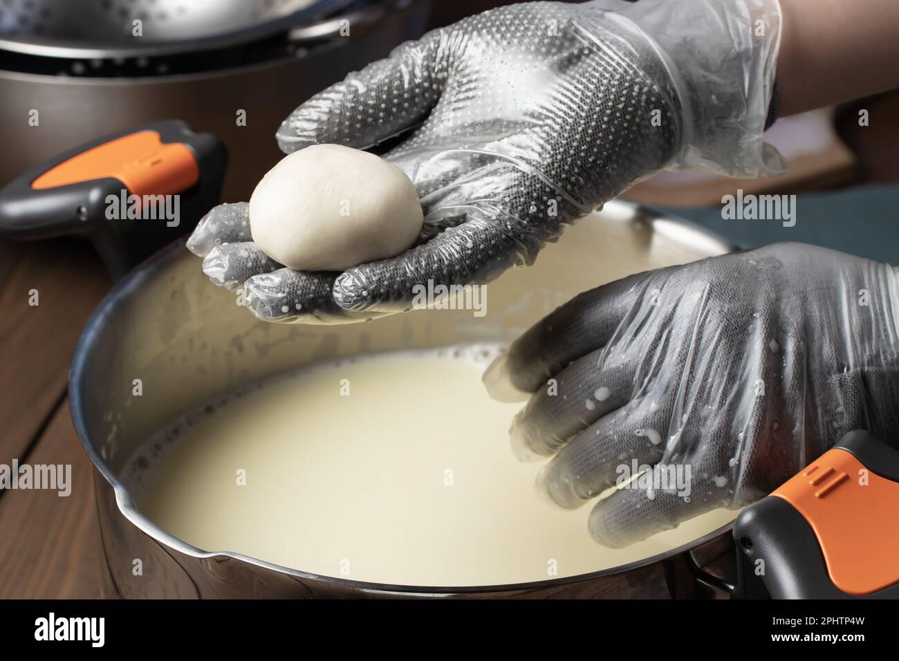 Ich mache Mozzarella-Käse. Bildung von Kugeln aus Käsebruch. Stockfoto