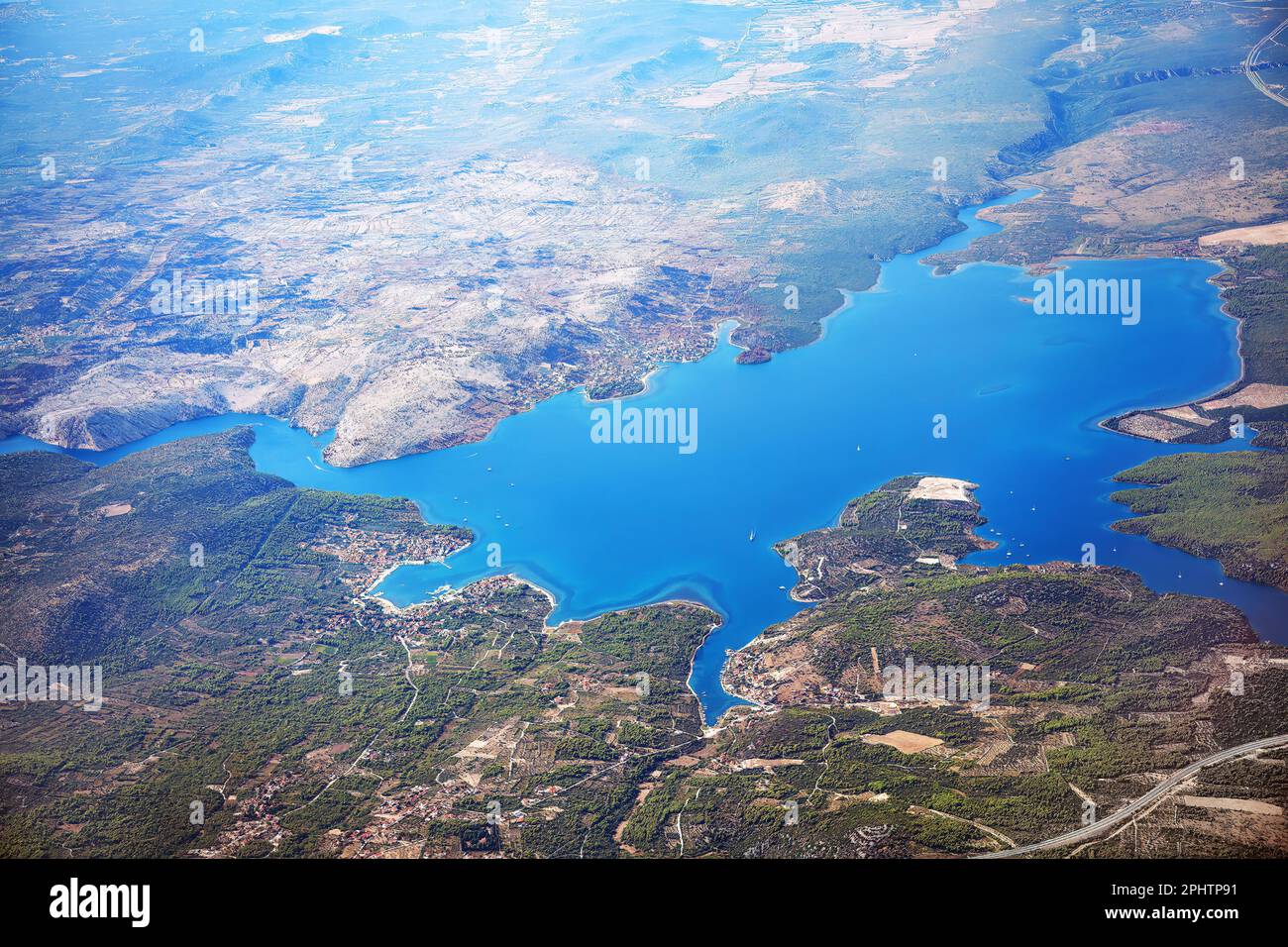 Flug über die Wasserbucht und die Berge. Kroatien Im Kreis Sibenik-Knin Stockfoto