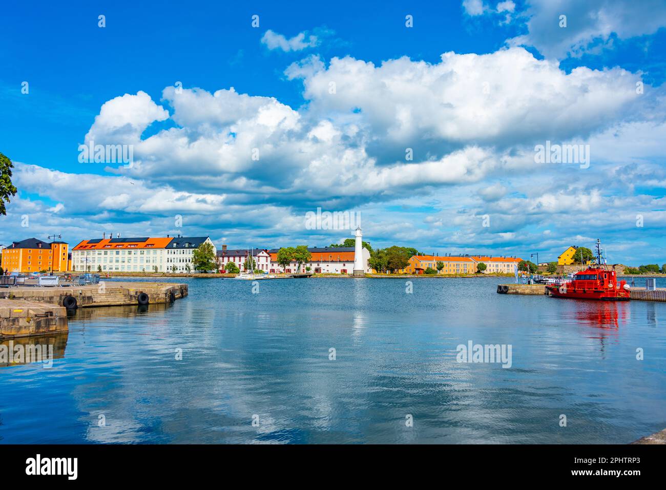 Traditionelle Hafengebäude in Karlskrona, Schweden. Stockfoto