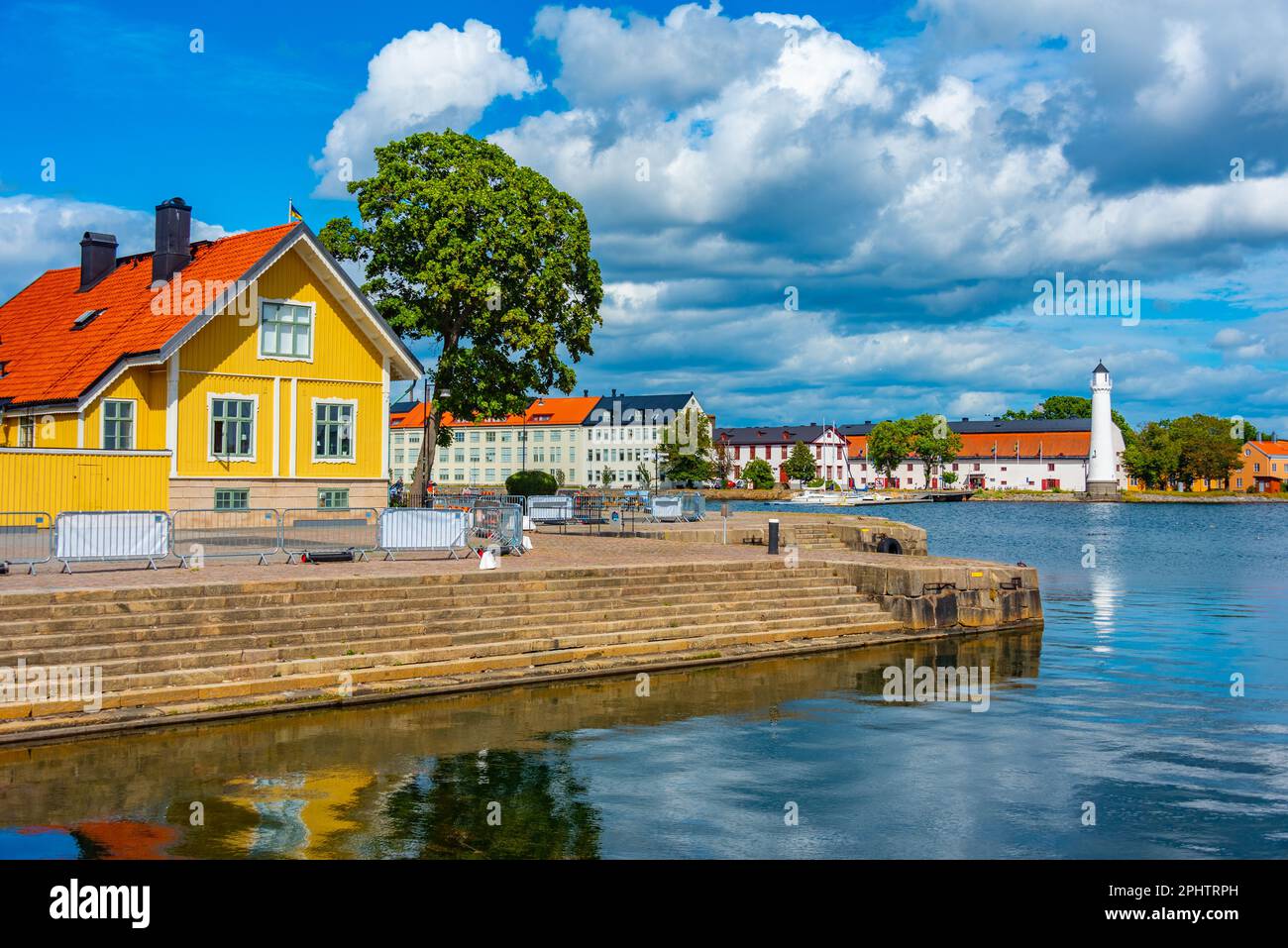 Traditionelle Hafengebäude in Karlskrona, Schweden. Stockfoto