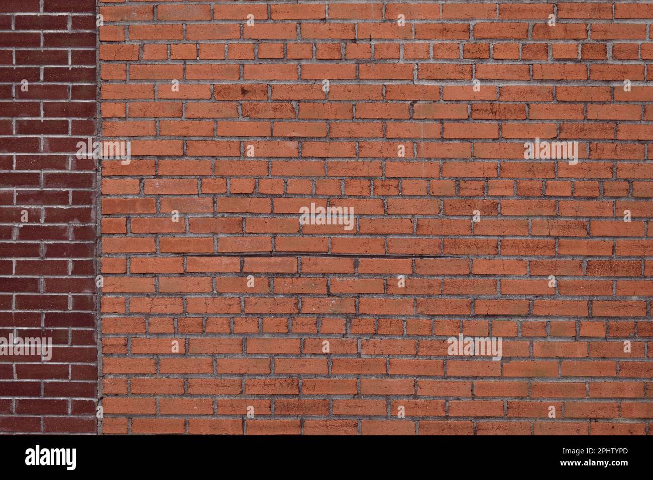 Backsteinmauerwand mit Backsteinsäulenhintergrund Stockfoto