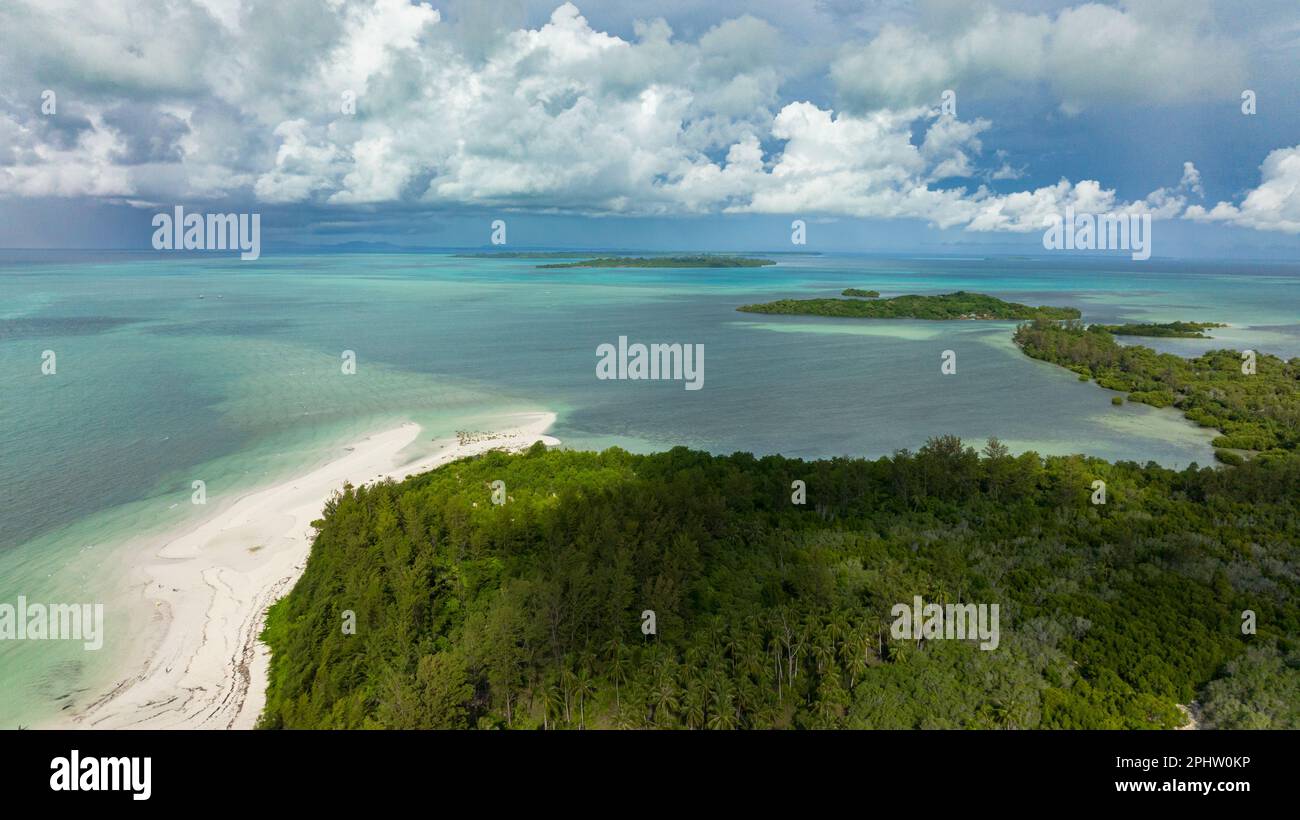 Luftblick auf Inseln mit Sandstrand und türkisfarbenem Wasser. Punta Sebaring, Balabac, Palawan. Philippinen. Stockfoto