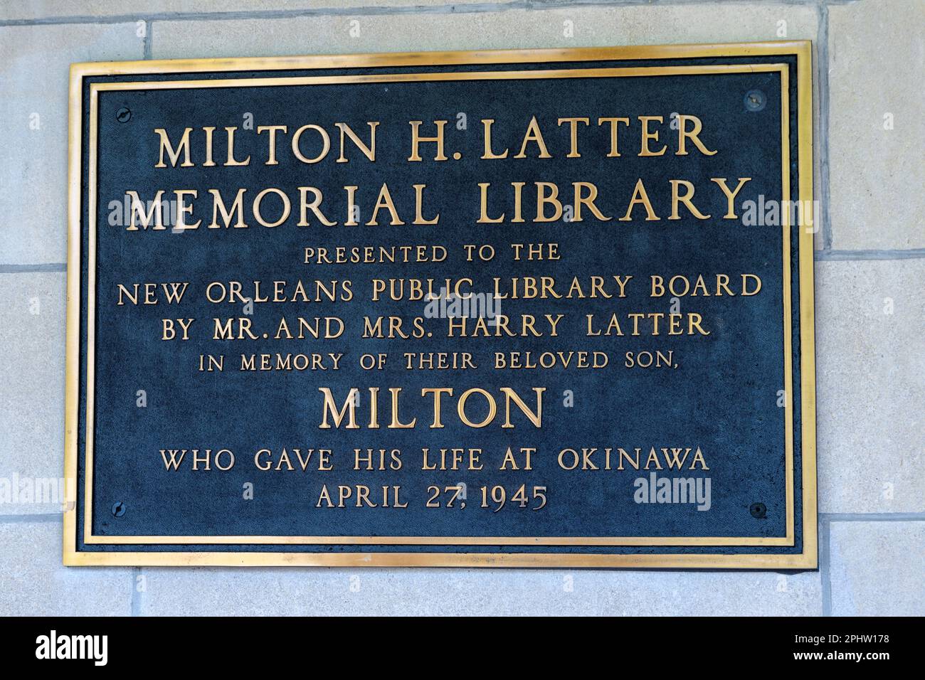 NEW ORLEANS, LA, USA - 14. MÄRZ 2023: Gedenktafel zum Gedenken an Milton H. Latter in der Bibliothek mit seinem Namen auf St. Charles Avenue Stockfoto