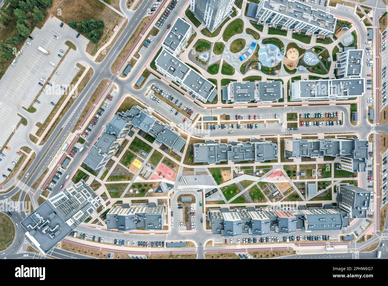 Neue Wohngegend. Mehrstöckige Appartementhäuser mit Kinderspielplätzen. Luftaufnahme. Stockfoto