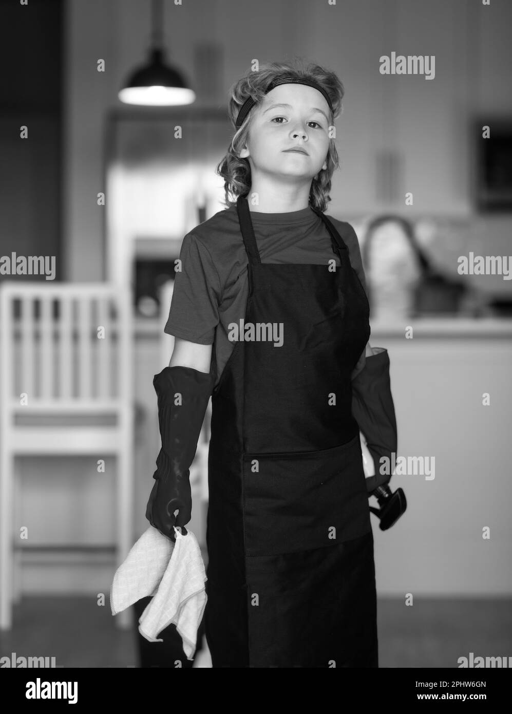 Portrait eines Kindes, das bei der Hausarbeit hilft, das Haus putzt. Housekeeping, Hausarbeiten. Stockfoto