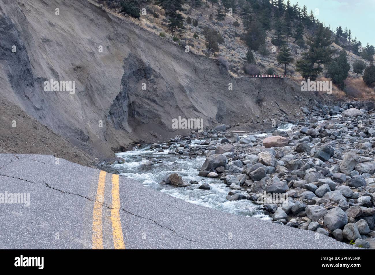 Yellowstone-Nationalpark; Straßenschäden am Nordeingang; Rekordüberschwemmungen Ende 2022; Stockfoto