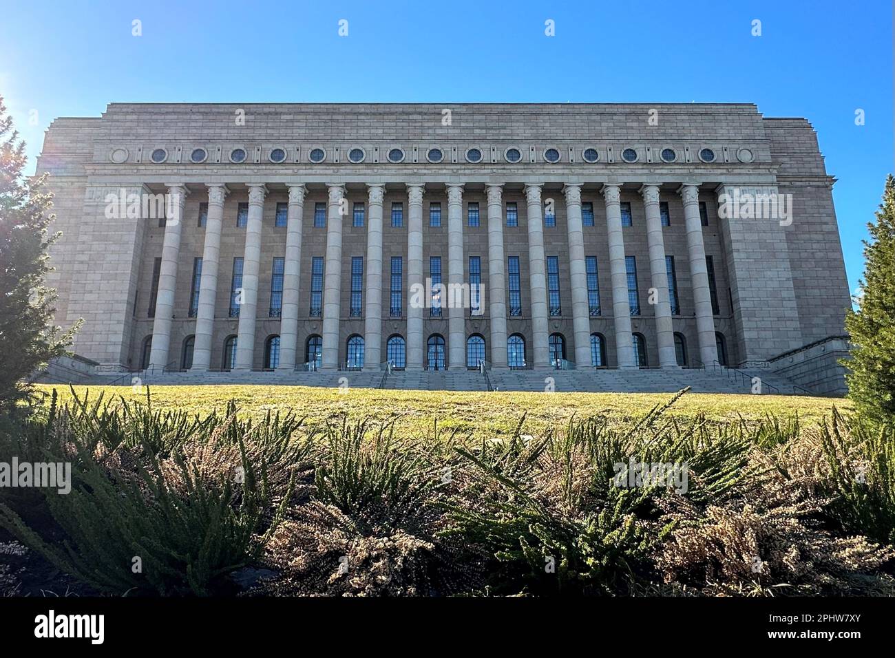 Helsinki, Finnland. 21. März 2023. Die Sonne scheint über dem finnischen Parlament (Eduskunta) in Helsinki. Am Sonntag wird in Finnland ein neues parlament gewählt. (Dpa 'Sanna Marin und der Dreierkampf für die finnische Regierungsmacht') Kredit: Steffen TRUMPF/dpa/Alamy Live News Stockfoto