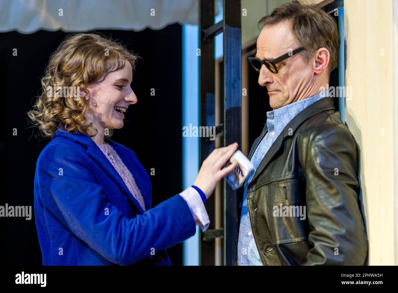 Cottbus, Deutschland. 29. März 2023. Bei einer Generalprobe in der Kammerbühne des Cottbus State Theater treten Schauspielerin Nathalie Schörken (Katharina 2) und Ingolf Müller-Beck (Hans) in dem Stück „Kairos“ auf, das auf dem Roman von Jenny Erpenbeck in einer Version von Armin Petras basiert. Regie: Fania Sorel. Bühne Ann-Christine Müller. Kostüme Maya Frank. Premiere ist der 1. April 2023. Kredit: Frank Hammerschmidt/dpa/Alamy Live News Stockfoto