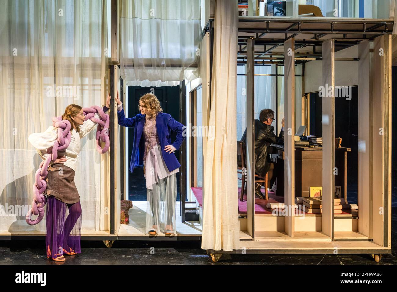 Cottbus, Deutschland. 29. März 2023. Bei einer Generalprobe in der Kammerbühne des Cottbus State Theater treten die Schauspielerinnen Sigrun Fischer (l, Katharina 1), Nathalie Schörken (Katharina 2) und der Schauspieler Ingolf Müller-Beck (Hans) im Stück „Kairos“ auf, basierend auf dem Roman von Jenny Erpenbeck in einer Version von Armin Petras. Regie: Fania Sorel. Bühne Ann-Christine Müller. Kostüme Maya Frank. Premiere ist der 1. April 2023. Kredit: Frank Hammerschmidt/dpa/Alamy Live News Stockfoto