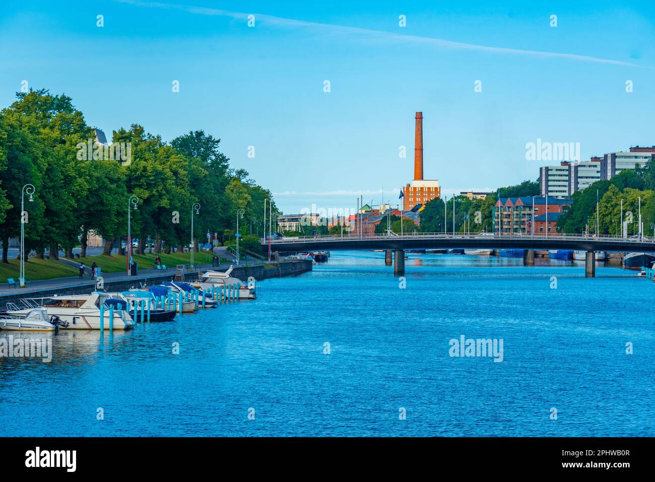 Uferpromenade des Flusses Aura in der finnischen Stadt Turku. Stockfoto