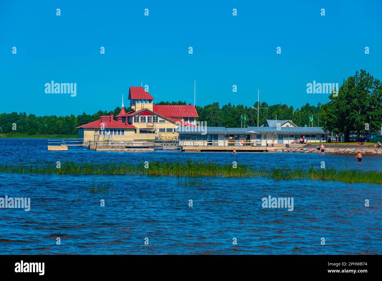 Holzrestaurant am Ende des Piers in Ekenas, Finnland. Stockfoto