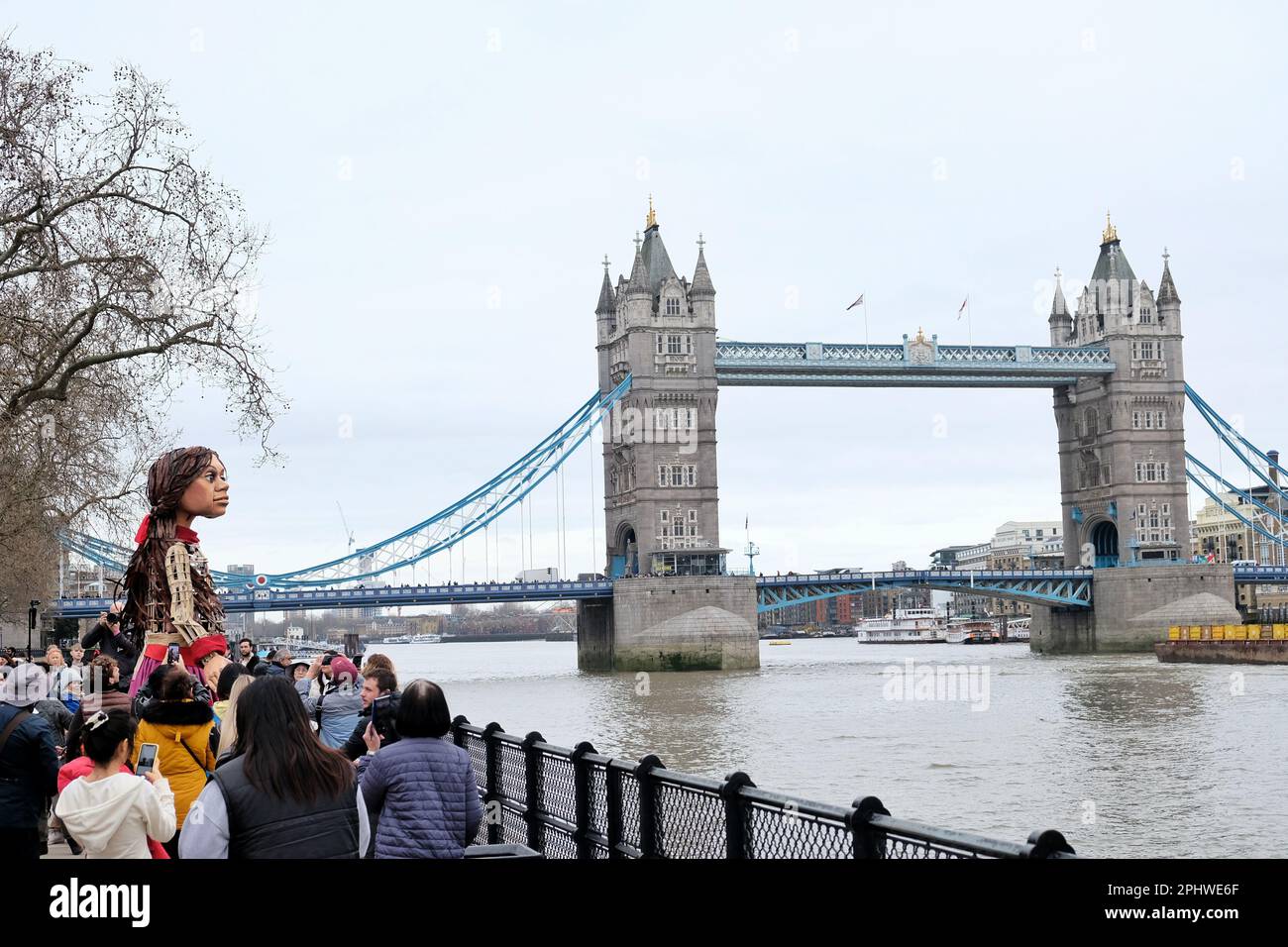 London, Großbritannien. 29. März 2023. Little Amal, eine 12 Meter große Marionette eines syrischen Flüchtlingsmädchens, erforscht den Tower of London. Sie wurde in Zusammenarbeit mit der Handspring Puppet Company gegründet, um das Bewusstsein für vertriebene Kinder weltweit zu schärfen, und kehrt nach der Verwüstung der jüngsten Erdbeben in Syrien und Turkiye in die Hauptstadt zurück. Kredit: Elfte Stunde Fotografie/Alamy Live News Stockfoto