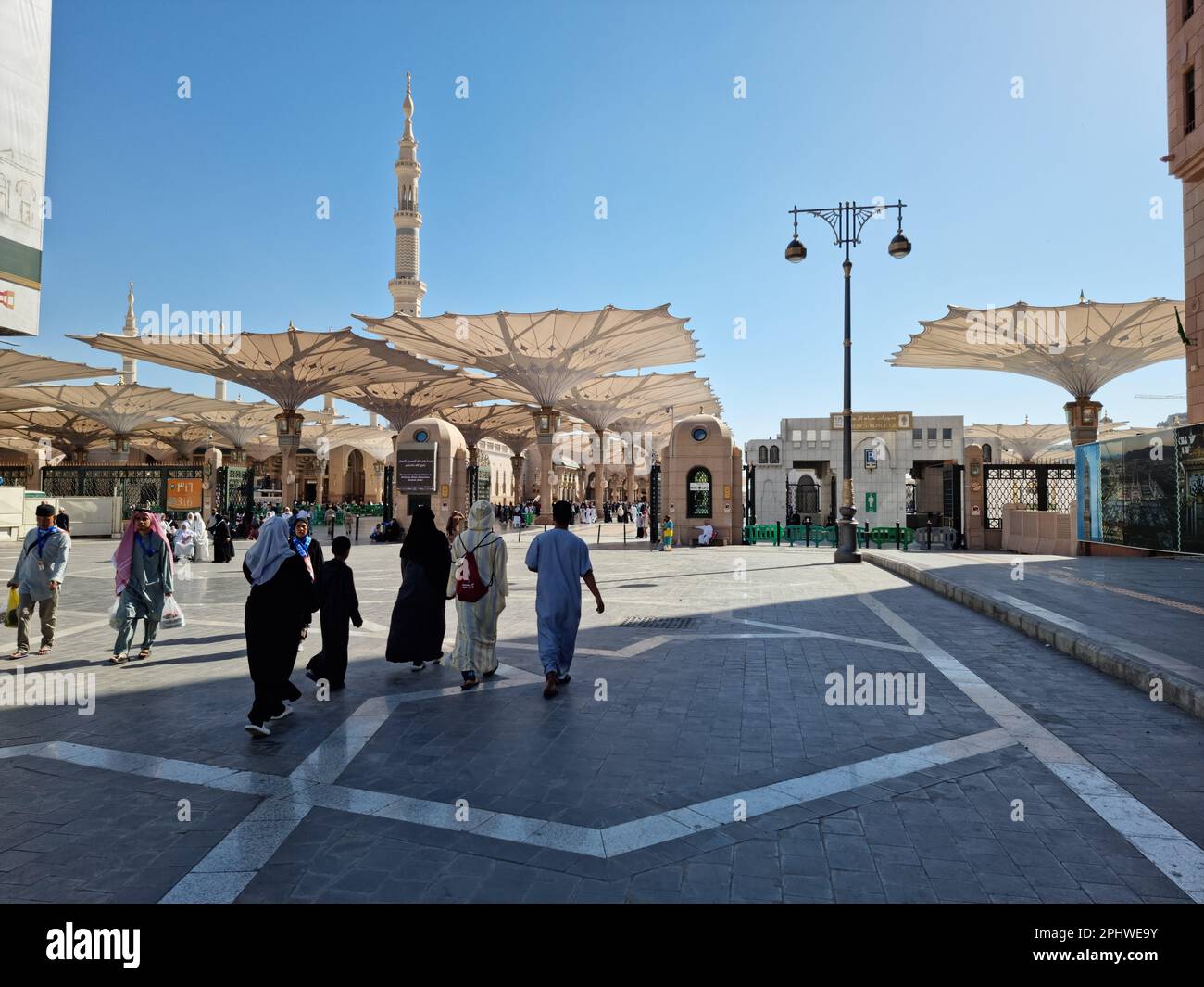 Madinah, Saudi-Arabien - 25. Februar 2023: Muslimische Pilger besuchen die wunderschöne an-Nabawi-Moschee, die Prophet-Moschee mit ihrer großartigen Architektur Stockfoto