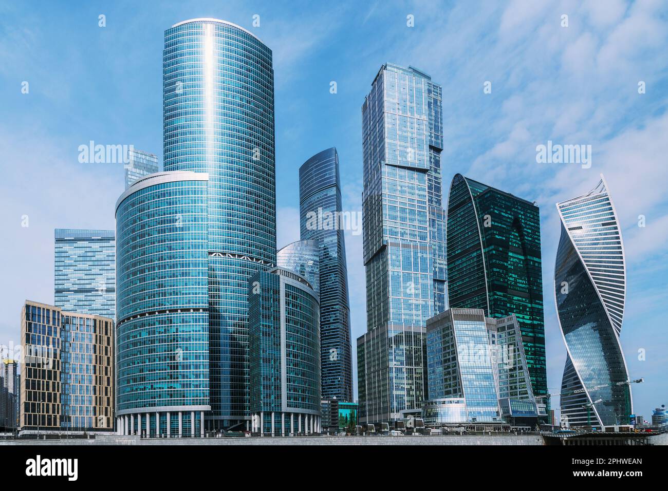 Blick auf die Wolkenkratzer des Stadtteils Moskau am sonnigen Frühlingstag. Moskau. Russland Stockfoto