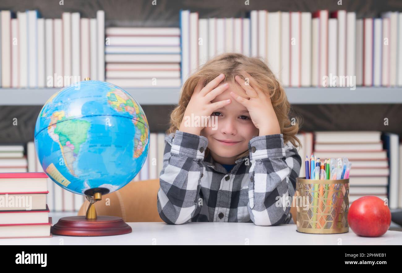 Müde und gelangweilte Schülerin. Schüler, die in der Schule Sprache oder Literatur lernen. Grundschulkind. Porträt eines Nerdschülers beim Studium. Stockfoto