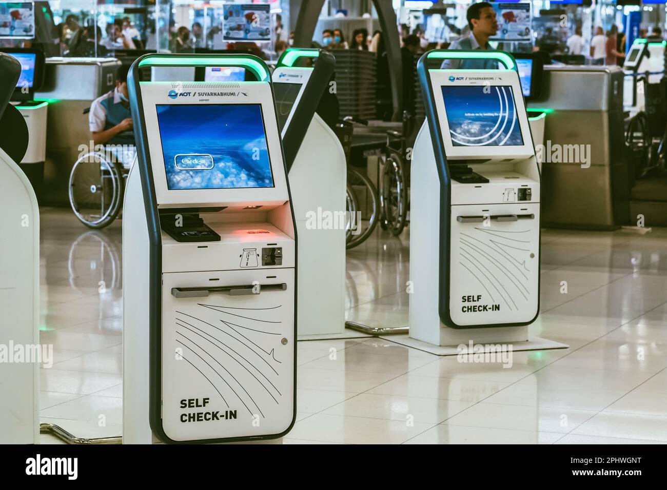 BANGKOK-THAILAND, FEBRUAR 20,2023 : Automated Self Check-in or Self Service Machine at Suvarnabhumi International Airport. Innovation im Dienste Stockfoto