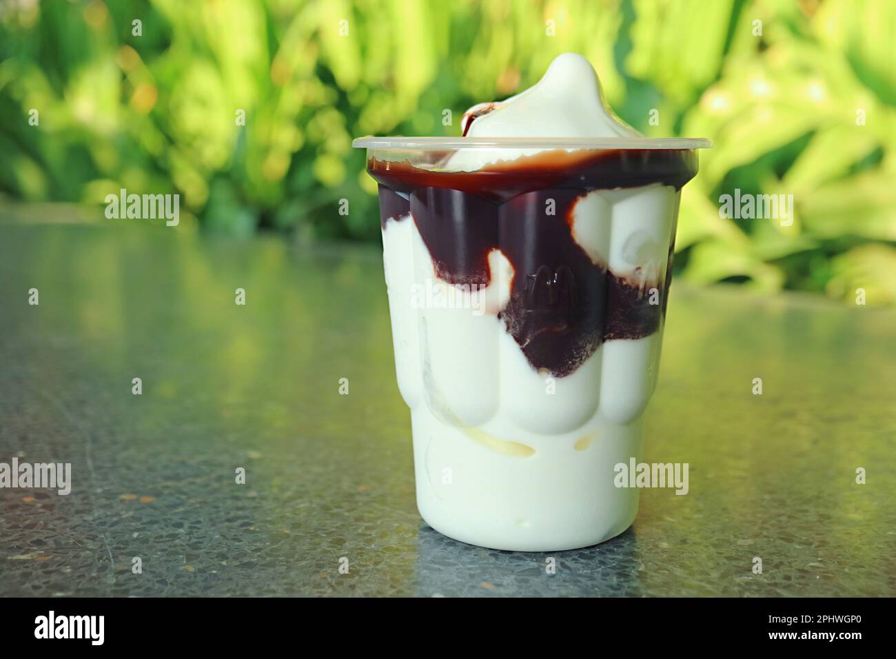 Leckere Vanille Soft-Serve-Eiscreme mit Schokoladensoße Stockfoto