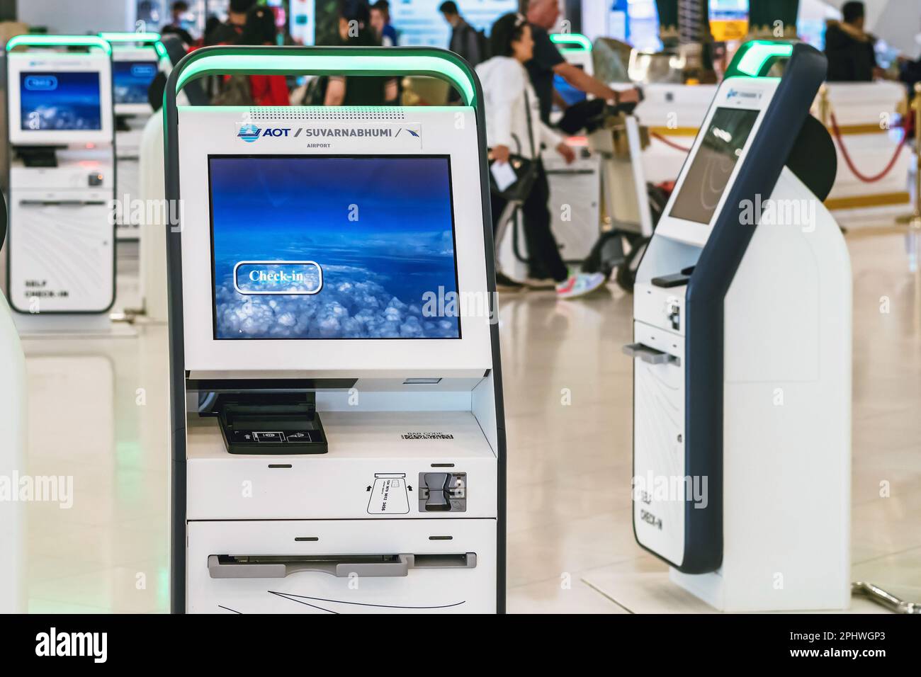 BANGKOK-THAILAND, FEBRUAR 20,2023 : Automated Self Check-in or Self Service Machine at Suvarnabhumi International Airport. Innovation im Dienste Stockfoto
