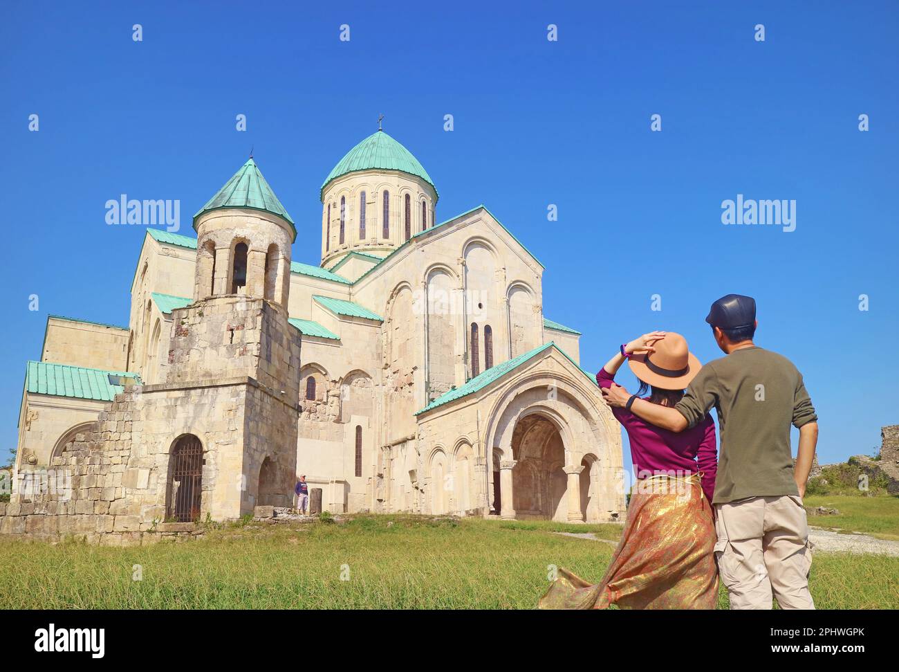 Ein Paar, das beeindruckt ist von der Kathedrale von Bagrati, einer herrlichen mittelalterlichen Kirche in Kutaisi, Imereti Region von Georgien Stockfoto