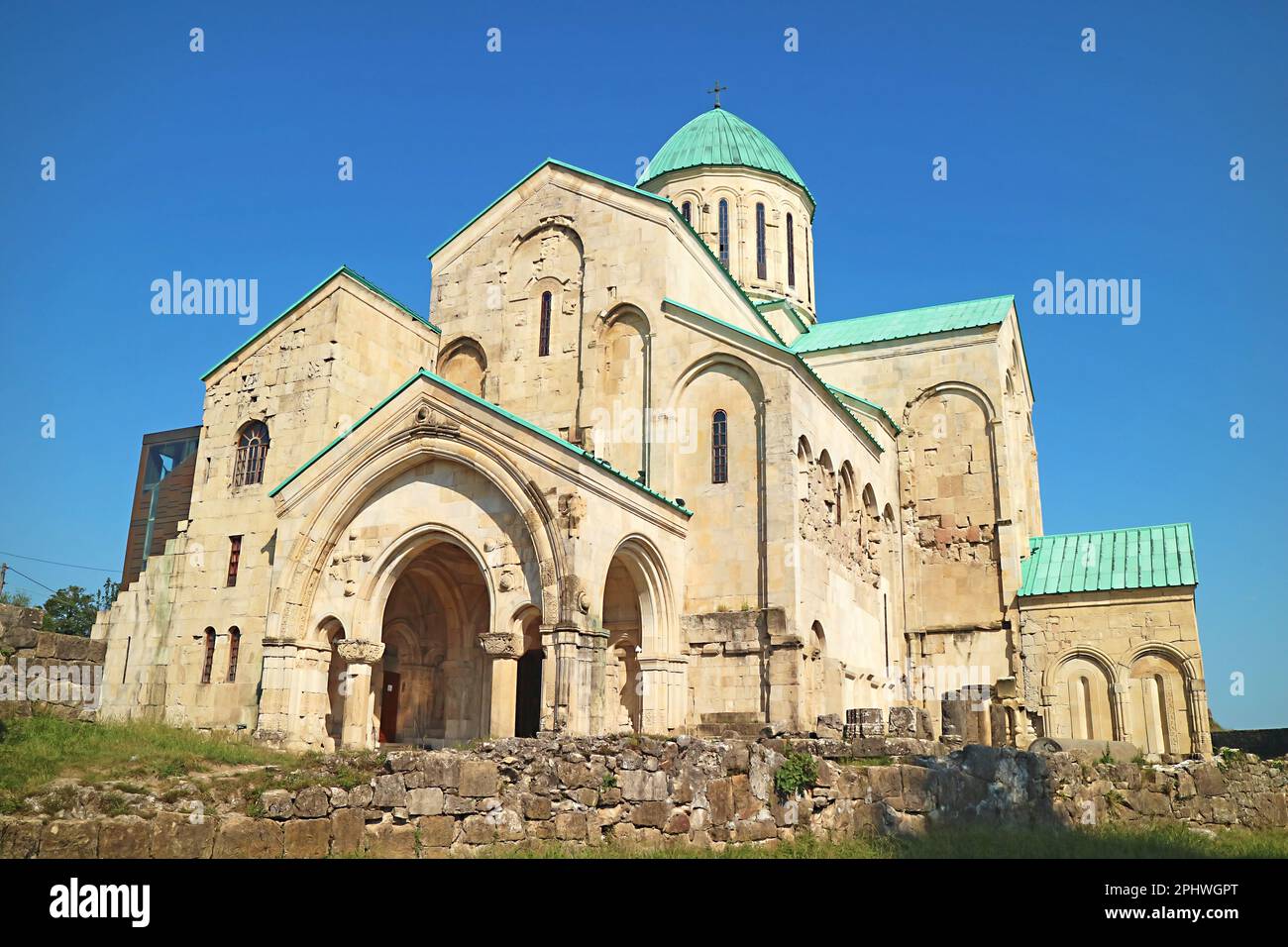Die Kathedrale von Bagrati oder die Kathedrale der Dormition, die sich auf dem Ukimerioni-Hügel in Kutaisi, Imereti, Georgia, befindet Stockfoto