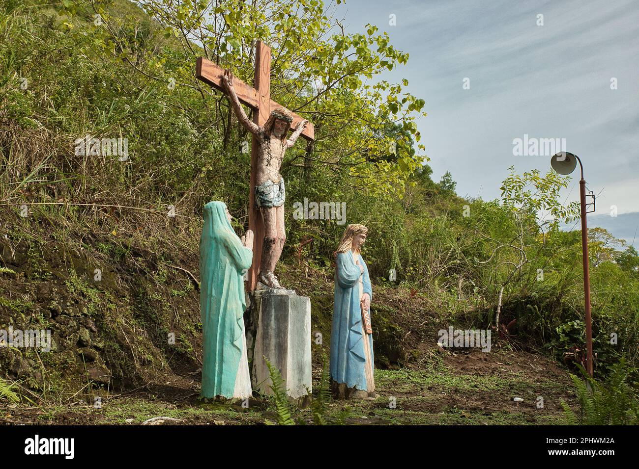 Christliche hölzerne Figuren, die eine Station des Kreuzes von Jesus Christus darstellen, die den Weg entlang des alten Camiguin Vulkans von Camiguin in der verläuft Stockfoto