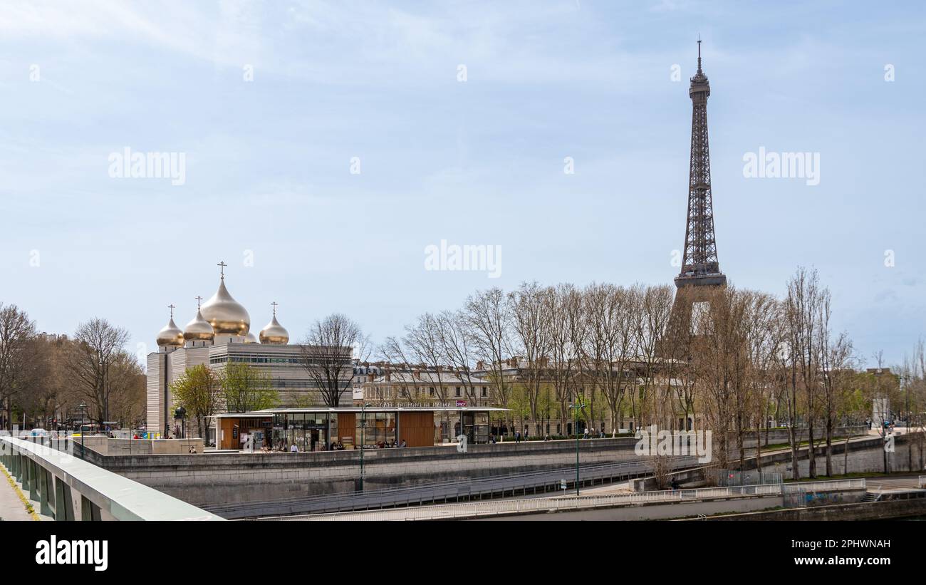 Weiter Blick auf das russisch-orthodoxe spirituelle und kulturelle Zentrum und die orthodoxe Kathedrale der Heiligen Dreifaltigkeit in der Nähe des Eiffelturms Paris, Frankreich Stockfoto