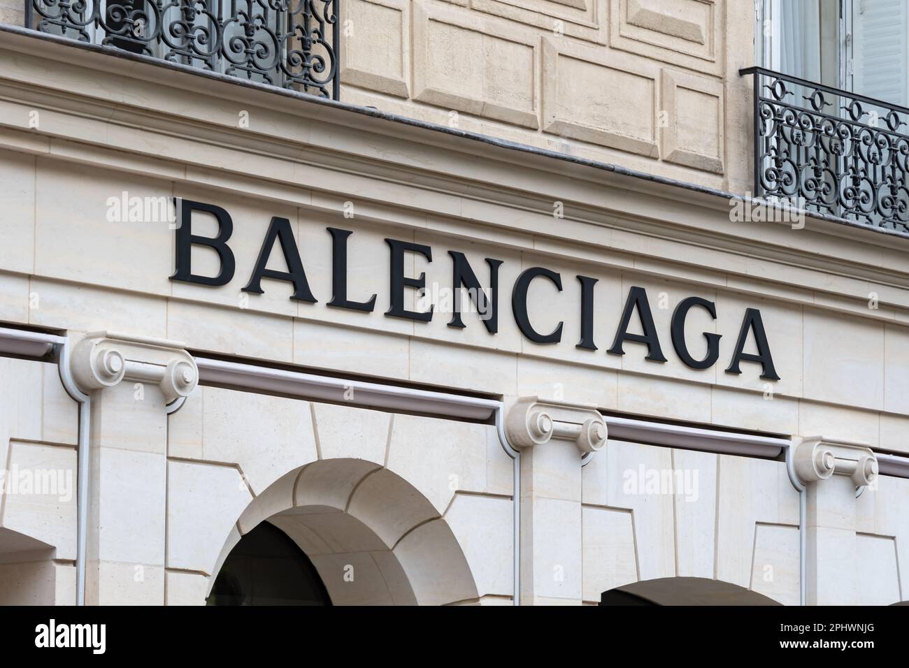 Zeichen des historischen Balenciaga-Ladens, 10 Avenue George V in Paris, Frankreich. Balenciaga ist ein französisches Unternehmen, das sich auf Mode und Luxus spezialisiert hat Stockfoto