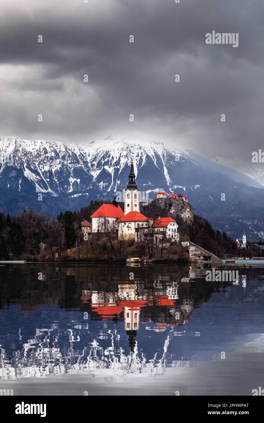 Bled, Slowenien - wunderschöner Blick auf den Blejsko Jezero See mit reflektierender Pilgerkirche zur Marienhimmelfahrt auf der Insel Bled, Schloss Bled Stockfoto