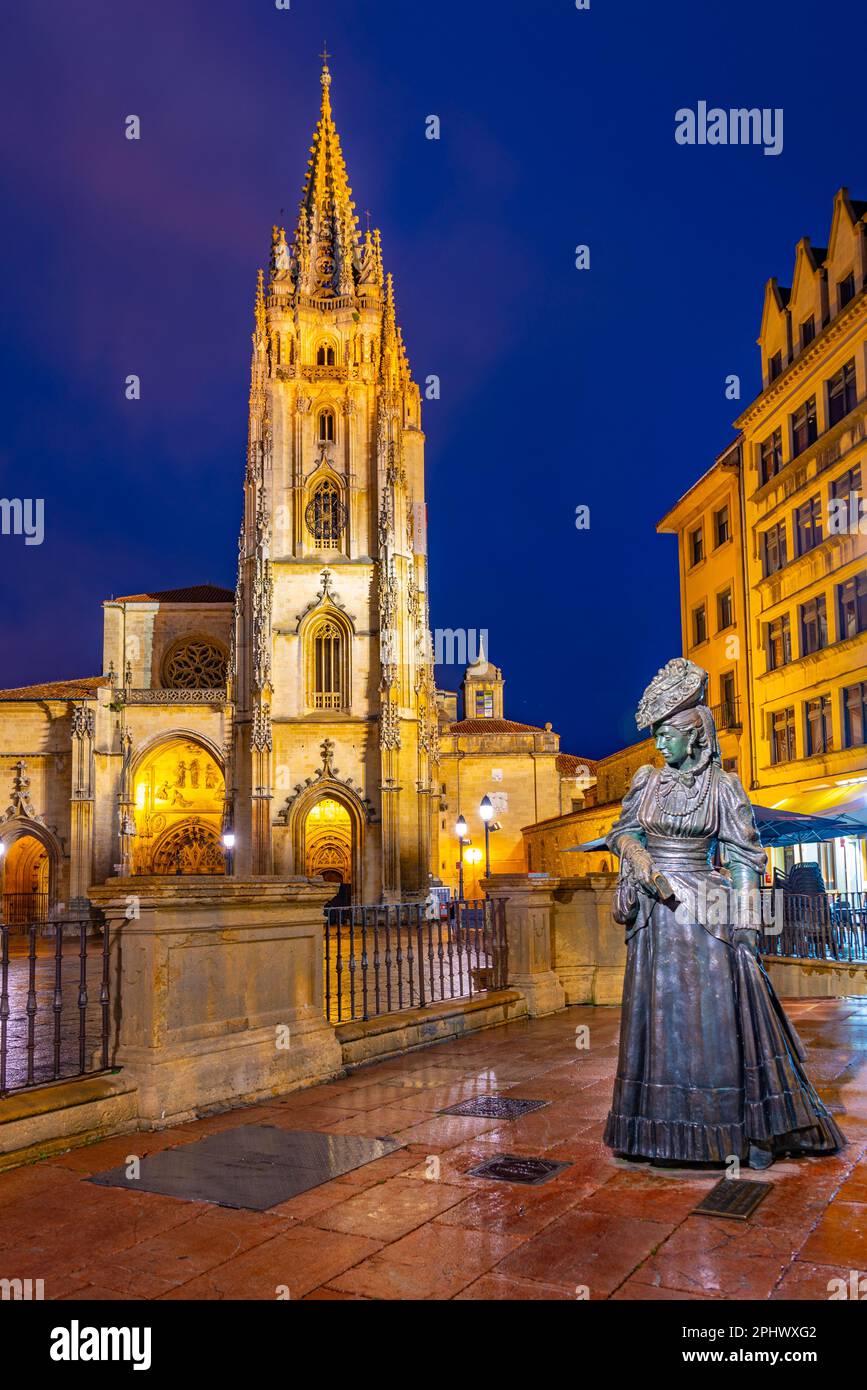 Nachtsicht auf die Statue La Regenta vor der Metropolitanischen Kathedrale San Salvador von Oviedo in Spanien. Stockfoto